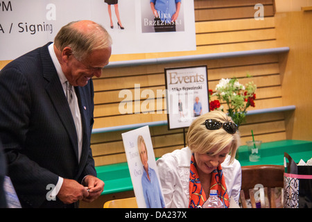 Pennsylvania Gouverneur Ed Rendell macht einen Unannouced Auftritt Mika Brzezinski, Gastgeber der MSNBC Morning Joe, während ihr Signierstunde anlässlich einer Buchhandlung in Lancaster, PA. Stockfoto