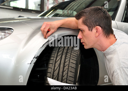 Auto-Versicherungsexperte, Inspektion Kfz-Schaden. Stockfoto