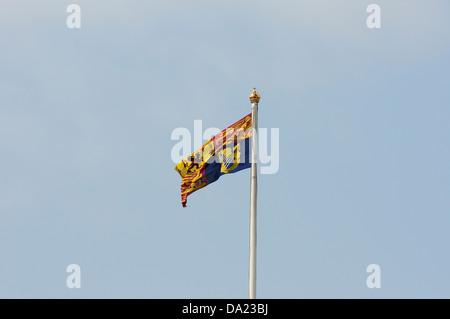 Die königliche Standarte fliegen über dem Buckingham Palace Stockfoto