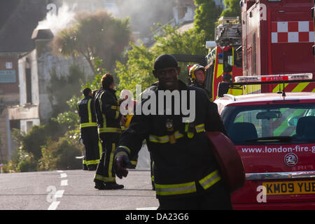 London, UK. 1. Juli 2013. Noch schwelt, Dialyseplätze des Rades & Reifen Co, Kensal Green. Bildnachweis: Paul Davey/Alamy Live-Nachrichten Stockfoto