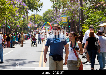 Menschen, die Feier der Sommersonnenwende während State Street in Santa Barbara, Kalifornien zu Fuß genießen Stockfoto