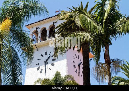 Ein Blick von der Straße auf den Uhrturm Gerichtsgebäude in Santa Barbara, Kalifornien Stockfoto