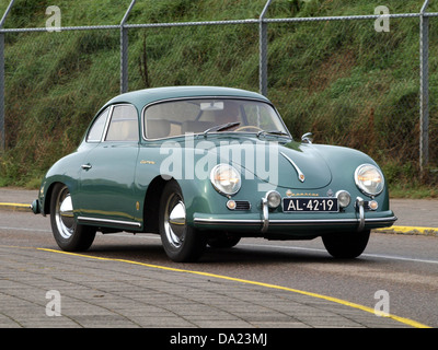 Der Porsche 356A 1500 GS Carrera 1956, der auf dem Nationaal Oldtimer Festival in Zandvoort gezeigt wurde, zeigt das klassische Design und die Leistung eines der legendären Sportwagen von Porsche. Stockfoto