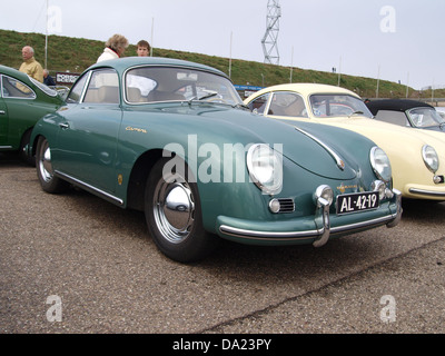 Der Porsche 356A 1500 GS Carrera 1956, der beim Nationaal Oldtimer Festival 2010 in Zandvoort vorgestellt wurde, ist ein historischer Sportwagen, der für seine Leistung und sein Design bekannt ist. Das Fahrzeug mit der Zulassung AL-42 zeigt die klassische Automobiltechnik. Stockfoto