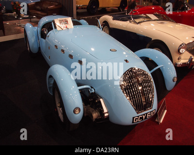 Der Healey Silverstone von 1951 wird hier auf dem Nationaal Oldtimer Festival in Zandvoort im Jahr 2010 gezeigt. Dieser klassische britische Sportwagen, bekannt für sein schlankes Design und seine Leistung, nahm an der Veranstaltung Teil, bei der Oldtimer gefeiert wurden. Der Silverstone war eines der legendärsten Modelle, die die Marke Healey in den frühen 1950er Jahren produzierte Stockfoto