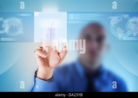 Geschäftsmann, Touch-Screen-Taste drücken. Moderne Business-Technologie-Lösungen. Stockfoto