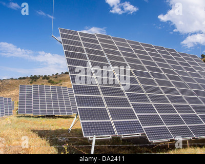 Ein Solarkraftwerk auf Lesbos, Griechenland, bestehend aus einer Anzahl von tracking-Photovoltaik-panels Stockfoto