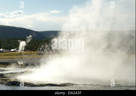 Blauer Himmel Blick weißem Dampf Brunnen aus Sägewerk Geysir, Grand Group, Upper Geyser Basin, Yellowstone, USA Stockfoto