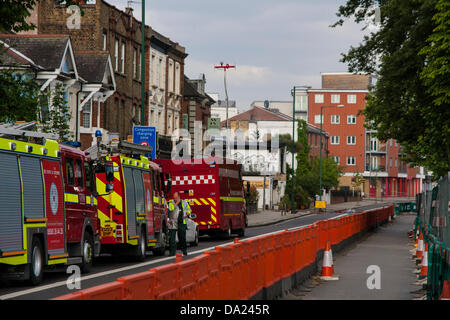 London, UK. 1. Juli 2013. Einsatzfahrzeuge parkten in der Nähe der Szene des Feuers auf dem Rad & Reifen Co Kensal Green, wie Feuerwehrleute zu dämpfen, die Feuer und coole Gasflaschen, die auf dem Gelände waren. Bildnachweis: Paul Davey/Alamy Live-Nachrichten Stockfoto