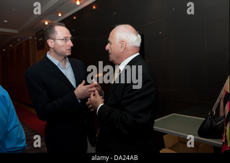 Arzt Elie Azrak, Präsident von NAAMA und Dr. Shawki Harb sprechen Stockfoto