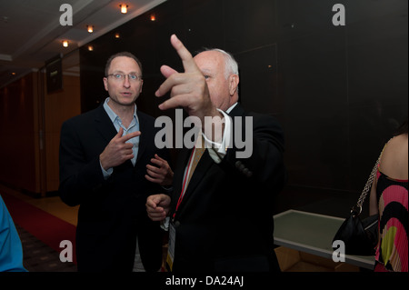 Arzt Elie Azrak, Präsident von NAAMA und Dr. Shawki Harb sprechen Stockfoto