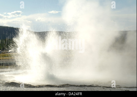 Blauer Himmel Blick weißem Dampf heißes Wasserbrunnen aus Sägewerk Geysir, Grand Group, Upper Geyser Basin, Yellowstone, USA Stockfoto