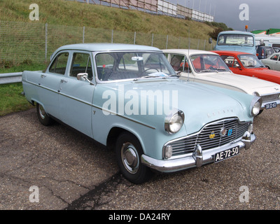 Der Ford Zephyr 6 von 1964, der 2010 während des Nationaal Oldtimer Festivals in Zandvoort aufgenommen wurde, zeigt das klassische Design und die Leistung dieses britischen Autos aus der Mitte des 20. Jahrhunderts. Die Zephyr 6, bekannt für ihr elegantes Design und ihre zuverlässige Leistung, war während ihrer Produktionszeit eine beliebte Familienlimousine. Stockfoto