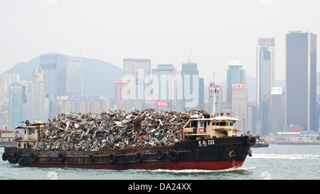 Garbage barge im Victoria Harbour. Stockfoto