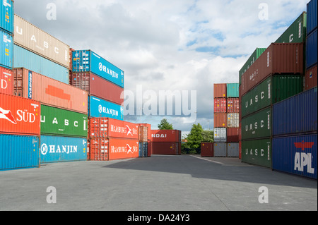 Shipping Container sitzen übereinander in einem Container Yard in Trafford Park in der Nähe von Manchester (nur zur redaktionellen Verwendung). Stockfoto