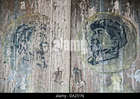 Ein Porträt des Vorsitzenden Mao gemalt auf der Tür in einer der vielen alten Dörfer von Guilin, China Stockfoto