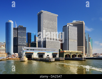 Lower Manhattan Wolkenkratzer von New York Harbor angesehen. Stockfoto