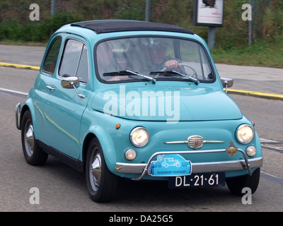 Der 1968 Fiat Nuova 500, der 2010 beim Nationaal Oldtimer Festival in Zandvoort vorgestellt wurde, ist ein italienischer Klassiker, der für sein kompaktes Design und seinen legendären Status in der Automobilgeschichte bekannt ist. Dieses Modell ist ein beliebtes Beispiel für europäische Automobile der Mitte des 20. Jahrhunderts. Stockfoto