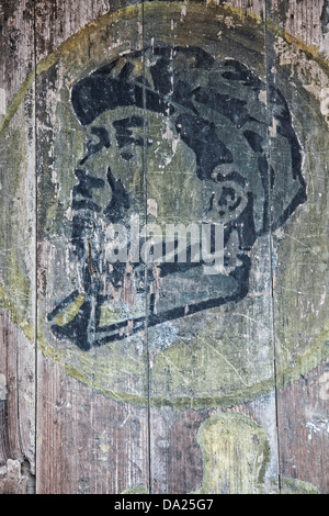 Ein Porträt des Vorsitzenden Mao gemalt auf der Tür in einer der vielen alten Dörfer von Guilin, China Stockfoto