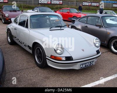 Der Porsche 911 S Carrera 1968, AM-90-26, ist ein Oldtimer, der 2010 auf dem Nationaal Oldtimer Festival in Zandvoort vorgestellt wurde. Bekannt für sein unverwechselbares Design und seine Ingenieurskunst ist er eines der kultigsten Modelle von Porsche aus den späten 1960er Jahren Stockfoto