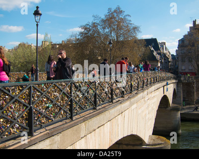 Vorhängeschlösser auf Brücke Stockfoto