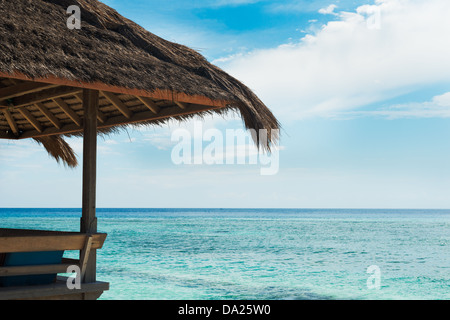 Pavilion Cafe auf Pfählen am Meer Ufer in Bali, Indonesien Stockfoto