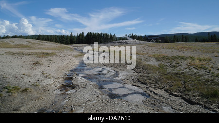 Blick in den blauen Himmel geflochten Strömungskanal absteigend grauen Sinter Hang von Old Faithful Geysir, Upper Geyser Basin, Yellowstone, USA Stockfoto