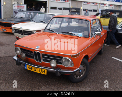 Der BMW 2002 1973, der beim Nationaal Oldtimer Festival in Zandvoort vorgestellt wurde, steht für eine klassische Ära des deutschen Automobilbaus. Dieser Oldtimer ist ein Beispiel für den legendären Stil und das Design der BMW Modelle der 1970er Jahre. Stockfoto