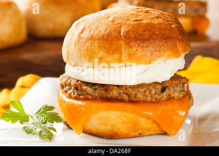 Hausgemachte Ei-Sandwich mit Wurst und Käse auf einer Rolle Stockfoto