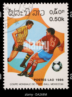 CIRCA 1986: Briefmarke gedruckt in LAOS zeigt die Fußballer mit der Aufschrift Cup Fußballweltmeisterschaft Mexico 1986 Stockfoto