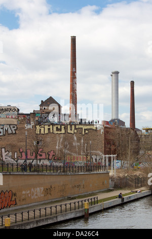 Beliebte Gegenkultur treffen vor Ort Alte Eisfabrik, Ruine einer alten Fabrik, am Ufer der Spree in Berlin, Deutschland. Stockfoto