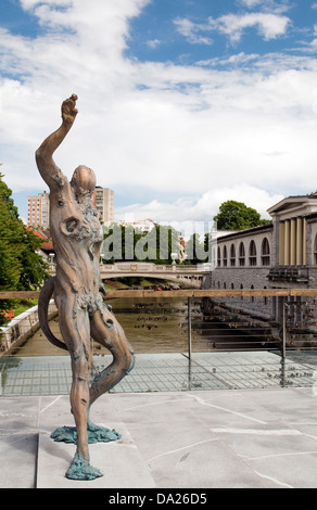 Statue von Prometheus auf Metzgerei-Brücke mit Vorhängeschlössern Ljubljanica Flusses Ljubljana Slowenien Europa Stockfoto