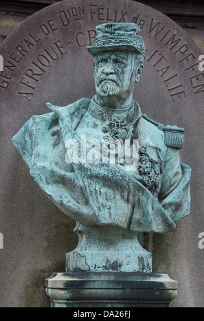 Friedhof. Eine Büste von Division General Félix de Wimpffen markiert das Grab dieses aufstrebenden Soldaten auf dem Friedhof von Père Llachaise. Paris, Frankreich. Stockfoto