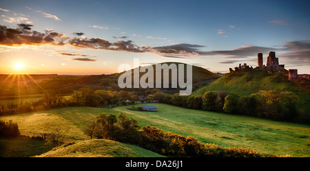 Wunderschönen Sonnenaufgang Panoramablick über Corfe Castle in Dorset, England Stockfoto