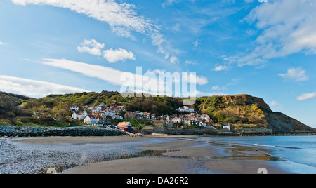 Blick auf Runswick Bucht vom Strand mit blauem Himmel, North Yorkshire, UK Stockfoto