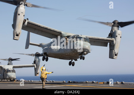 Ein Marine Corps MV-22 Osprey Flugzeug startet vom amphibischer Angriff Schiff USS Kearsarge 30. Juni 2013 im Roten Meer. Stockfoto