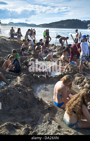 dh Hot Water Beach COROMANDEL NEUSEELAND Menschen liegen in heißen Quellen Thermalbäder Halbinsel Stockfoto