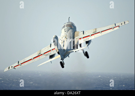 Ein Flugzeug der US Navy EA-6 b Prowler elektronische Angriff startet aus dem Flugzeugträger USS Dwight D. Eisenhower 30. Juni 2013 Wiedereinstieg in den Heimathafen in Norfolk, VA. Stockfoto