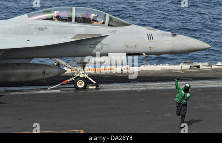 Ein Navy F/A-18F Super Hornet-Kampfflugzeuge bereitet, aus dem Flugzeugträger USS Nimitz 29. Juni 2013 in Betrieb im arabischen Meer zu starten. Die Nimitz Carrier Strike Group ist in den USA bereitgestellt 5. Flotte Aufgabengebiet Durchführung von maritimer Sicherheitsoperationen, Theater Sicherheitsbemühungen Zusammenarbeit und Unterstützung Missionen für die Operation Enduring Freedom. Stockfoto