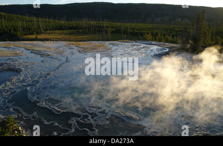 Blick auf den Sonnenuntergang Überlauf Bäche Firehole River, Sonne, Dampf steigt Artemisia Geysir, Upper Geyser Basin, Yellowstone Stockfoto