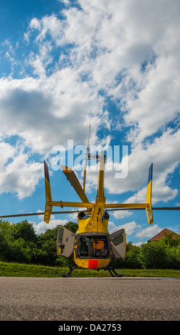 Sanitäter Helikopter bereit, Hochladen von Patienten mit Hintertüren öffnen Stockfoto