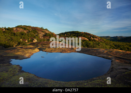 Felsen über Big Cave Camp, Matopos Hügel in der Nähe von Bulawayo, Simbabwe, Südafrika Stockfoto