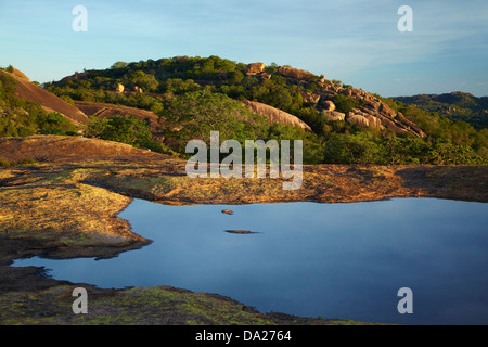 Felsen über Big Cave Camp, Matopos Hügel in der Nähe von Bulawayo, Simbabwe, Südafrika Stockfoto