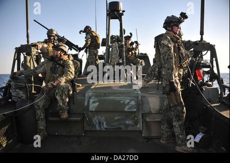 Eine US-Marine besondere Kräfte Riverine Befehl Boot führt eine Patrouille 22. Juni 2013 in Bahrain. Stockfoto