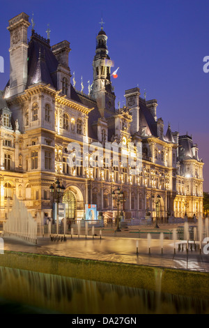 Dämmerung im verzierten Hotel de Ville (erbaut 1628 - umgebaute 1892), Paris Frankreich Stockfoto