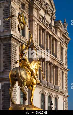 Goldene Statue der Jungfrau von Orléans (Jeanne d ' Arc) mit Musee du Louvre hinaus Paris Frankreich Stockfoto