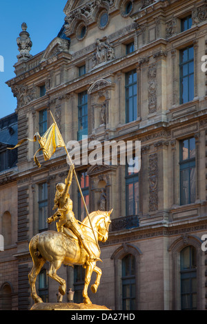 Goldene Statue der Jungfrau von Orléans (Jeanne d ' Arc) mit Musee du Louvre hinaus Paris Frankreich Stockfoto