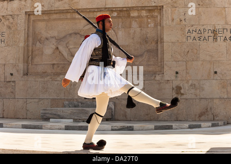 Griechische Soldaten, Evzone, marschieren neben Grab des unbekannten Soldaten außerhalb Parlamentsgebäude, Athen, Griechenland Stockfoto