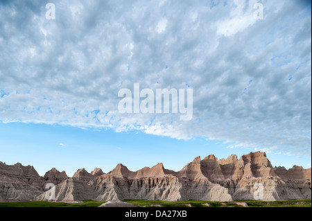 Wind, Wasser und Zeit kombinieren mit Sedimentgestein Schichten zu bilden Badlands Nationalpark in South Dakota. Stockfoto