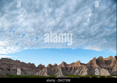 Wind, Wasser und Zeit kombinieren mit Sedimentgestein Schichten zu bilden Badlands Nationalpark in South Dakota. Stockfoto